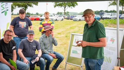 Felix Haarstrich (Bezirksstelle Hannover) beim Feldtag zum Thema Landwirtschaft und Wasserschutz am 17.06.2026 in Schw&uuml;blingsen (Uetze/Region Hannover).