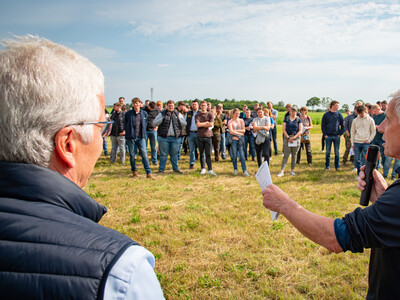 Henrich Meyer zu Vilsendorf (r.), Referatsleiter im Agrarministerium, spricht zu Beginn des Feldtags zum Thema Landwirtschaft und Wasserschutz am 17.06.2026 in Schw&uuml;blingsen (Uetze/Region Hannover).