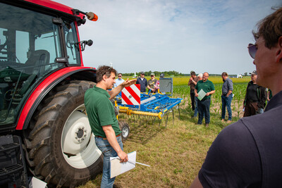 Erl&auml;uterungen zum Einsatz eines Zinkenstriegels mit Volker Gra&szlig; (&Ouml;kologischer Landbau) beim Feldtag zum Thema Landwirtschaft und Wasserschutz am 17.06.2026 in Schw&uuml;blingsen (Uetze/Region Hannover).
