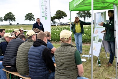 Andrea Knigge-Sievers und Wolfgang Klahsen (LWK Ni) stellten den Aufbau der Versuche und erste Ergebnisse des Standorts vor, Feldtag Schw&uuml;blingsen, 10. Juni 2024