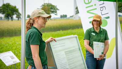 Karen Petersen (l., D&uuml;ngebeh&ouml;rde) und Annette Hoffmann (Fachbereich Pflanzenbau) beim Feldtag zum Thema Landwirtschaft und Wasserschutz am 17.06.2026 in Schw&uuml;blingsen (Uetze/Region Hannover).