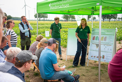 Andrea Knigge Sievers (r.) und Wolfgang Klahsen von der D&uuml;ngebeh&ouml;rde beim Feldtag zum Thema Landwirtschaft und Wasserschutz am 17.06.2026 in Schw&uuml;blingsen (Uetze/Region Hannover).