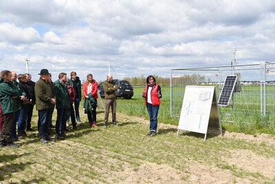 Dr. Dagmar Matuschek (rechts), bei der Landwirtschaftskammer Niedersachsen stellvertretende Leiterin des Fachbereichs Versuchswesen Pflanze, erläuterte den Anwesenden Aufbau und Umsetzung des Feldversuchs.