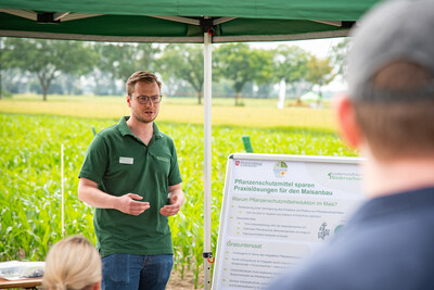 Finn Gro&szlig;mann (Fachbereich Pflanzenbau) beim Feldtag zum Thema Landwirtschaft und Wasserschutz am 17.06.2026 in Schw&uuml;blingsen (Uetze/Region Hannover).