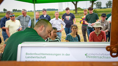 Dr. Kilian Loesch (Fachbereich Landtechnik, Energie, Bauen, Immissionsschutz) beim Feldtag zum Thema Landwirtschaft und Wasserschutz am 17.06.2026 in Schw&uuml;blingsen (Uetze/Region Hannover).