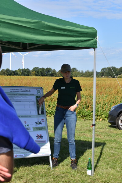Karen Peters (Düngebehörde) stellte auf dem Feldtag Hamerstorf am 21.09.2023 rechtliche Vorgaben zum Zwischenfruchtanbau vor - © Lea Ball Karen Peters (Düngebehörde) stellte auf dem Feldtag Hamerstorf am 21.09.2023 rechtliche Vorgaben zum Zwischenfruchtanbau vor