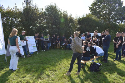 Wolfgang Klahsen (Düngebehörde) präsentierte die Versuchsergebnisse des Wasserschutzversuches auf dem Feldtag Hamerstorf am 21.09.2023 - © Lea Ball Wolfgang Klahsen (Düngebehörde) präsentierte die Versuchsergebnisse des Wasserschutzversuches auf dem Feldtag Hamerstorf am 21.09.2023