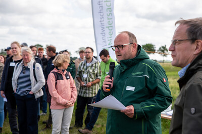 Reno Furmanek, Leiter der Düngebehörde, begrüßte die rund 140 Besucher/-innen
