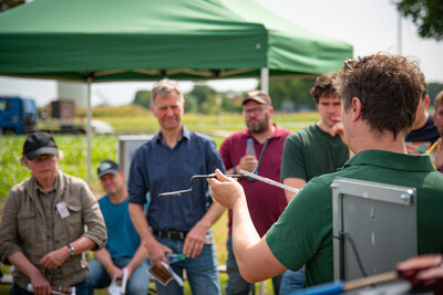 Erl&auml;uterungen zum Einsatz eines Zinkenstriegels mit Volker Gra&szlig; (&Ouml;kologischer Landbau) beim Feldtag zum Thema Landwirtschaft und Wasserschutz am 17.06.2026 in Schw&uuml;blingsen (Uetze/Region Hannover).