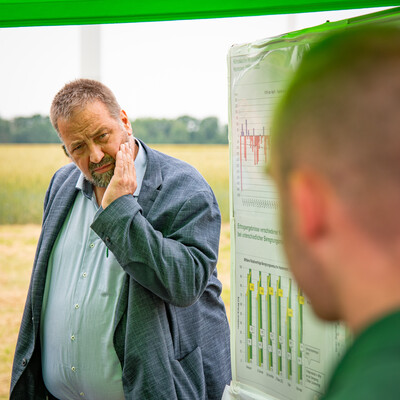 Landvolk-Pr&auml;sident Dr. Holger Hennies als Ehrengast des Feldtags zum Thema Landwirtschaft und Wasserschutz am 17.06.2026 in Schw&uuml;blingsen (Uetze/Region Hannover).