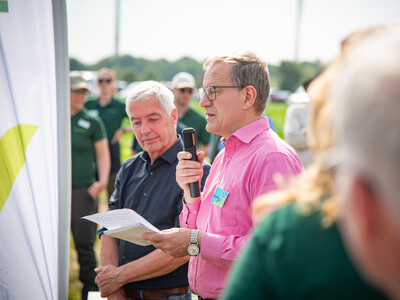 Georg K&uuml;hling (NLWKN) spricht zu Beginn des Feldtags zum Thema Landwirtschaft und Wasserschutz am 17.06.2026 in Schw&uuml;blingsen (Uetze/Region Hannover).