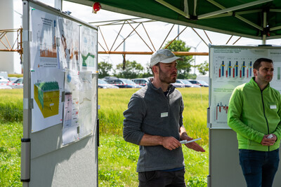 Dr. Kilian Loesch erklärte, wie in Schwüblingsen die Bodenfeuchte gemessen wird. - © Christopher Hanraets Dr. Kilian Loesch erklärte, wie in Schwüblingsen die Bodenfeuchte gemessen wird.