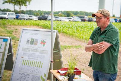 Felix Haarstrich (Bezirksstelle Hannover) beim Feldtag zum Thema Landwirtschaft und Wasserschutz am 17.06.2026 in Schw&uuml;blingsen (Uetze/Region Hannover).
