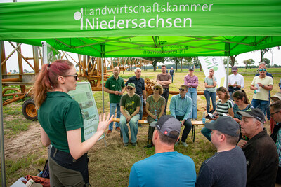 Marisa Sonntag (vorn, Fachbereich Wassermanagement, Wasser- und Bodenschutz) und Dr. Kilian Loesch (Hintergrund, l., Landtechnik, Energie, Bauen, Immissionsschutz) beim Feldtag zum Thema Landwirtschaft und Wasserschutz am 17.06.2026 in Schw&uuml;blingsen.