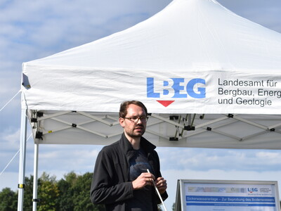 Dr. Norbert Bischoff (LBEG) präsentierte auf dem Feldtag Hamerstorf am 21.09.2023 die Ergebnisse der Sickerwasseruntersuchungen - © Lea Ball Dr. Norbert Bischoff (LBEG) präsentierte auf dem Feldtag Hamerstorf am 21.09.2023 die Ergebnisse der Sickerwasseruntersuchungen