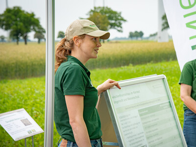 Karen Petersen (l., D&uuml;ngebeh&ouml;rde) und Annette Hoffmann (Fachbereich Pflanzenbau) beim Feldtag zum Thema Landwirtschaft und Wasserschutz am 17.06.2026 in Schw&uuml;blingsen (Uetze/Region Hannover).