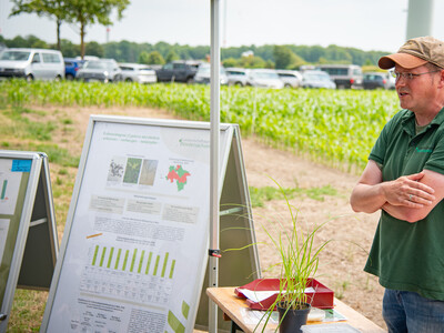 Felix Haarstrich (Bezirksstelle Hannover) beim Feldtag zum Thema Landwirtschaft und Wasserschutz am 17.06.2026 in Schw&uuml;blingsen (Uetze/Region Hannover).