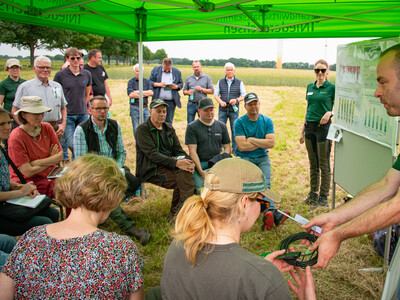 Dr. Kilian Loesch (r., Fachbereich Landtechnik, Energie, Bauen, Immissionsschutz) beim Feldtag zum Thema Landwirtschaft und Wasserschutz am 17.06.2026 in Schw&uuml;blingsen (Uetze/Region Hannover).