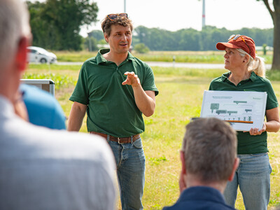 Volker Gra&szlig; (l., &Ouml;kologischer Landbau) und Dorothea Flassig (D&uuml;ngebeh&ouml;rde) beim Feldtag zum Thema Landwirtschaft und Wasserschutz am 17.06.2026 in Schw&uuml;blingsen (Uetze/Region Hannover).
