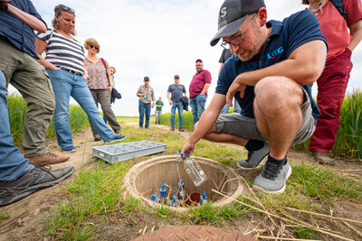 Schacht mit Sickerwasser-Sammelflaschen beim Feldtag zum Thema Landwirtschaft und Wasserschutz am 17.06.2026 in Schw&uuml;blingsen (Uetze/Region Hannover).