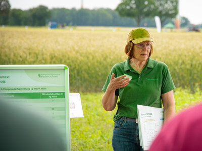 LWK-Zwischenfr&uuml;chte-Expertin Annette Hoffmann beim Feldtag zum Thema Landwirtschaft und Wasserschutz am 17.06.2026 in Schw&uuml;blingsen (Uetze/Region Hannover).